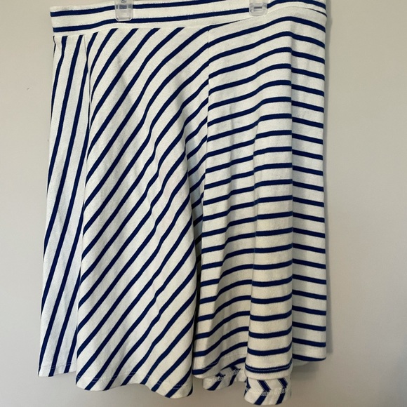 Blue and white skirt - Picture 2 of 3